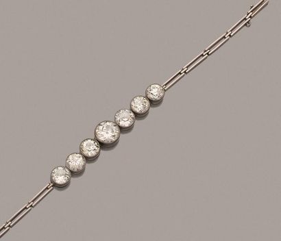 null Bracelet articulé en PLATINE, orné de 7 diamants ronds de taille ancienne. Longueur...