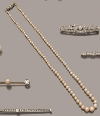 null Collier de 106 perles fines blanc crème en chute, fermoir en or gris 18K (750...