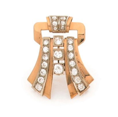 null Broche-clip en or 18K (750 ‰) et argent formant un motif géométrique serti de...