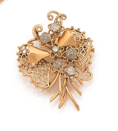 null Broche-pendentif en or 18K (750 ‰), ajouré en bouquet stylisé, orné de deux...