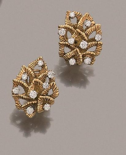 null PIERRE GRUMSER. Paire de clips d’oreilles en petites feuilles d’or jaune 18K...