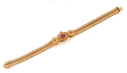 null Bracelet en or 18K (750 ‰), orné d’un motif de fleurs ciselées serties de rubis...