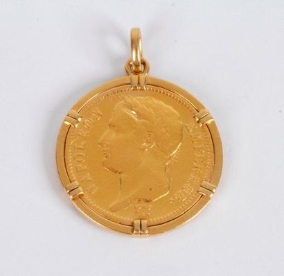 Médaille en or 18K (750 ‰) ornée d’une monnaie...