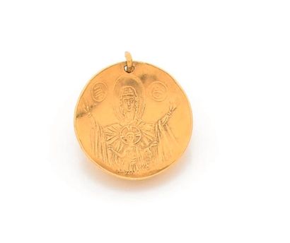 null ZOLOTAS. Médaille de baptême en or jaune ciselée de la Vierge et de l’Enfant....