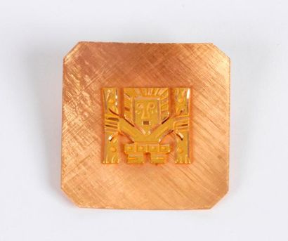 null Broche de forme carrée en or rose 14K (585 ‰) guilloché, appliqué d’un motif...