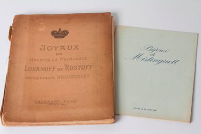 null Lot de deux catalogues de vente aux enchères : Les bijoux de Mistinguett (Paris,...