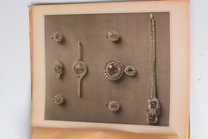 null Lot de deux catalogues de vente aux enchères : Les bijoux de Mistinguett (Paris,...