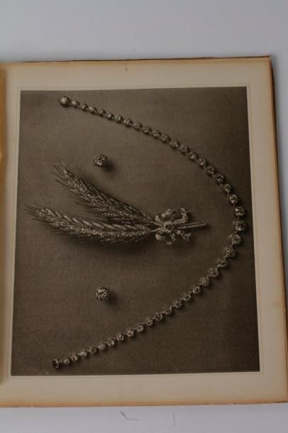 null Lot de deux catalogues de vente aux enchères : Les bijoux de Mistinguett (Paris,...