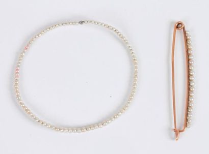 null Lot de deux bijoux comprenant : un bracelet composé de petites perles (non testées)...