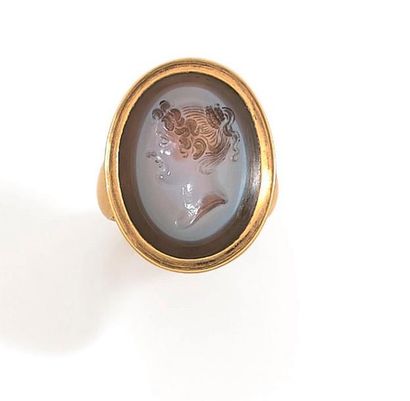 null Bague en or jaune amati 18K (750 ‰), ornée d’une intaille sur agate représentant...