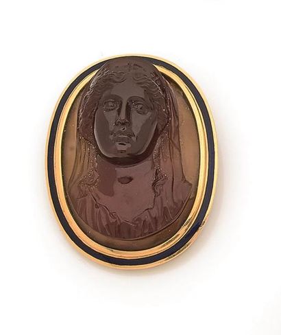 null Camée en agate brune sculptée du portrait d’une jeune femme de 3/4 en haut relief...