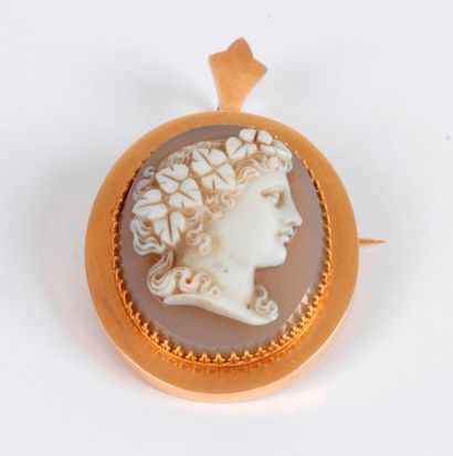 null Broche-pendentif en or 18K (750 ‰), orné d’un camée deux couches sur agate sculpté...