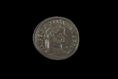 null EMPIRE ROMAIN
LOT de 5 monnaies en bronze du BAS-EMPIRE : 3 folles (1 de MAXIMIEN...