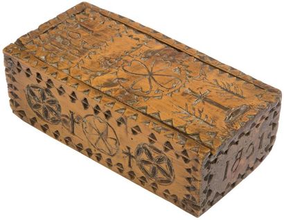 null Auvergne, daté 1807 
Coffret monoxyle en peuplier sculpté, de forme plumier...