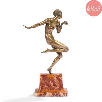 null GAUTHIER (XIX-XXe) 
Danseuse aux roses 
Sculpture. Épreuve en bronze à patine...
