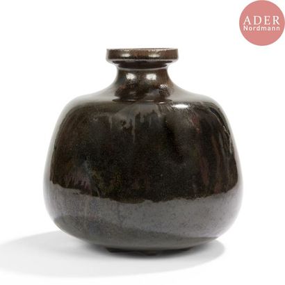 null René BEN LISA (1926-1995) 
Vase pansu à col cintré annulaire. Épreuve en céramique...