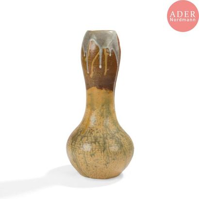null Eugène LION (1867-1945) 
Important vase coloquinte. Épreuve en céramique émaillée,...