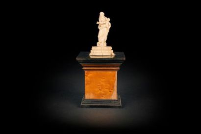 null Vierge à l’Enfant en ivoire sculpté sur une haute terrasse moulurée.
XVIIIe...
