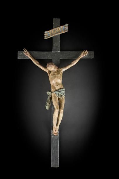 null Crucifix en bois sculpté et polychromé. Tête fortement inclinée sur l’épaule...
