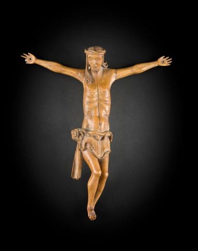 null Christ en bois sculpté, tête inclinée ceinte d’une couronne entrelacée, longue...