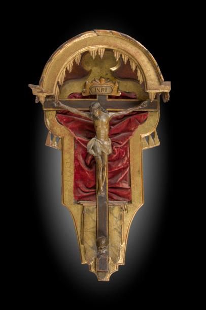 null Crucifix avec Christ en bois sculpté et polychromé sous un dais cintré en bois...