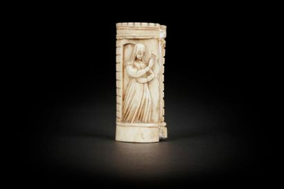 null Deux plaques en os sculpté fixées ensemble représentant sainte Elisabeth, sur...