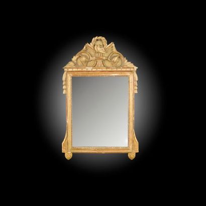null Miroir de forme rectangulaire en bois sculpté et doré le fronton à décor d’un...