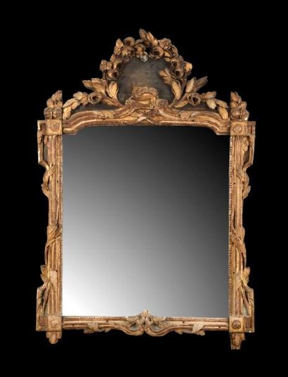Miroir en bois doré de forme rectangulaire...