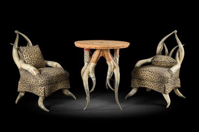 null Deux chaises et une table circulaire constituées de corne au naturel ; (manques)
Moderne.
H :...