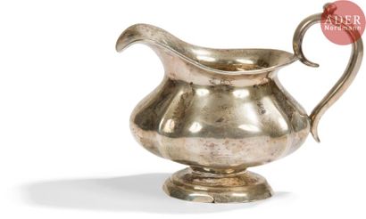 null Pot à lait en argent, corps à côtes sur piédouche.
Poinçons : 84, Kalouga 1875,...