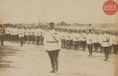 null Carte postale représentant le général KOUTIÉPOV devant les troupes à Gallipoli...