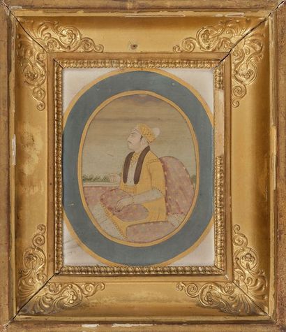 null Portrait de nawab, Inde du Nord, Lucknow, XVIIIe siècle
Gouache ovale remontée...
