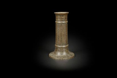 null Flambeau, mash’al, en laiton, Iran safavide, XVIIe siècle
Fût cylindrique à...