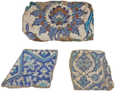 Trois fragments de carreaux ottomans en céramique...