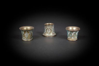 null Trois fourneaux de qalyan à décor de perles turquoises, Iran ou Ouzbekistan,...