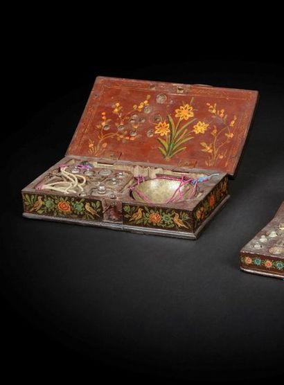 null Coffret de peseur en bois laqué, Iran, fin XIXe siècle
Boîte rectangulaire en...