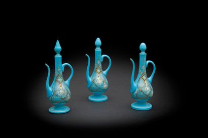 null Trois verseuses en opaline bleue à décor doré, Bohème pour le marché ottoman...