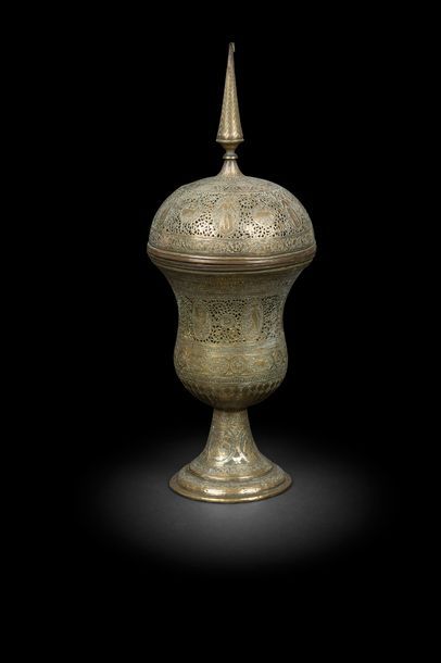  Vase couvert en laiton ajouré, Cachemire, XIXe siècle Panse hémisphérique sur haut...