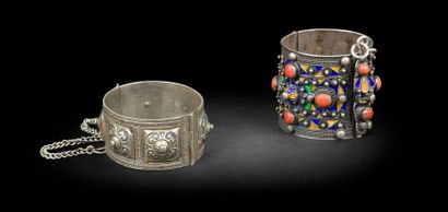 Deux bracelets berbères à charnière en argent, Algérie, Grande Kabylie L’un à compartiment...