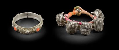 null Deux bracelets en argent, Algérie, déb. XXe siècle
L’un à décor de cinq cylindres...