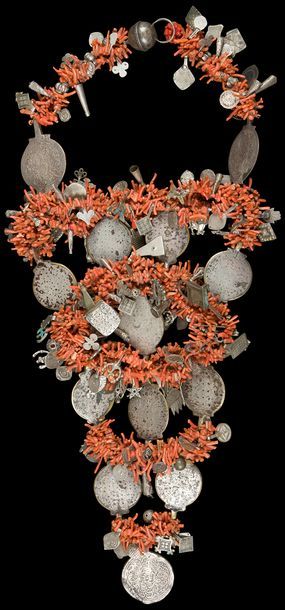  Parure pectorale de branches de corail à pendentifs en laiton, Maroc Cinq rangées...