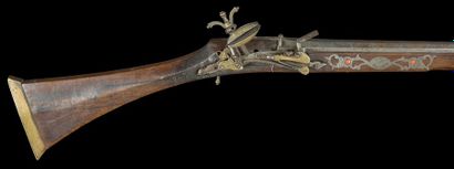  Fusil à silex, moukala, Algérie, XIXe siècle Long canon en bois à bagues d’argent...