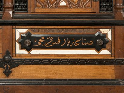 null Grand meuble dans le style oriental néo-mamelouk. Atelier de GIUSEPPE PARVIS,
Égypte,...