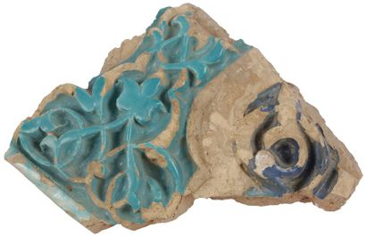 null Trois fragments de carreaux de revêtement en céramique à décor moulé, Asie Centrale,...