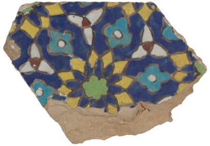null Trois fragments de carreaux de revêtement en céramique à décor moulé, Asie Centrale,...