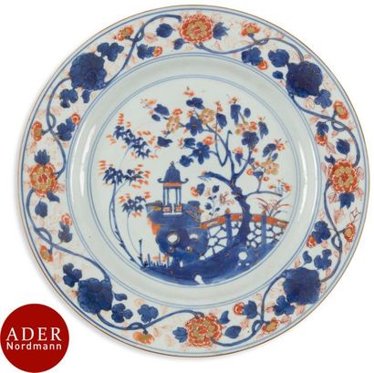 null CHINE - XVIIIe siècle
Plat rond en porcelaine émaillée polychrome en bleu sous...