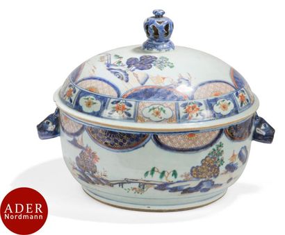 null CHINE - XVIIIe siècle
Paire de soupières couvertes en porcelaine émaillée en...