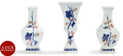 null CHINE - XVIIIe siècle
Partie de garniture à facette, une paire de vases balustre...