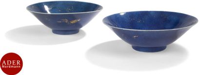 null CHINE - XVIIIe siècle
Paire de bols en porcelaine émaillée bleu poudrée à décor...