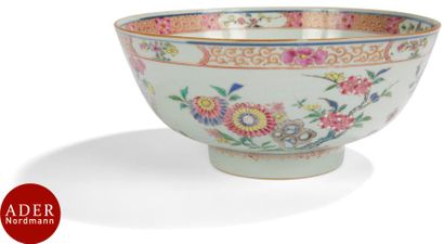 null CHINE - XVIIIe siècle
Grand bol en porcelaine à décor émaillé polychrome de...